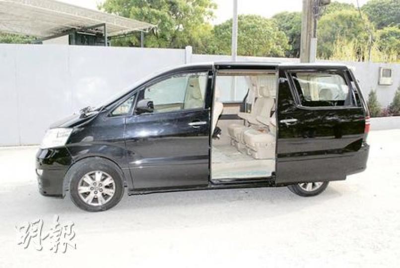 被兇徒襲擊黑色七人私家車,左邊車頭倒後鏡損毁,左邊後座車窗更被打碎,玻璃碎片散滿車廂。(雲錦鋒攝)探員在橫台山羅屋村發現賊車,並在賊車附近搜出4支約3呎長木棍,相信為兇徒所用武器。(雲錦鋒攝) 被兇徒襲擊黑色七人私家車,左邊車頭倒後鏡損毁,左邊後座車窗更被打碎,玻璃碎片散滿車廂。(雲錦鋒攝)探員在橫台山羅屋村發現賊車,並在賊車附近搜出4支約3呎長木棍,相信為兇徒所用武器。(雲錦鋒攝)
