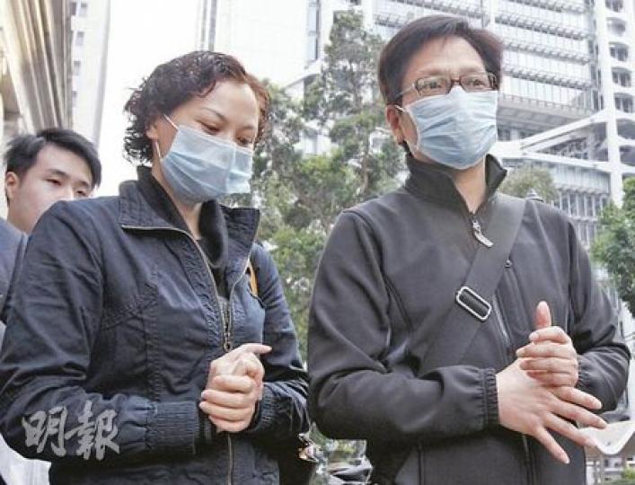 陳國柱(右)及易小玲(左)暫不接受美亞的50萬元「捐贈」,希望可以得到合理賠償。(李紹昌攝)
陳國柱(右)及易小玲(左)暫不接受美亞的50萬元「捐贈」,希望可以得到合理賠償。(李紹昌攝)
