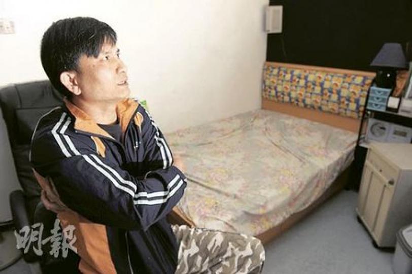 中華傳道會劉永生中學校工波哥(圖)過去12年來與校方達成共識,留宿學校的時間不獲薪酬。校方亦已向勞工處查證,確認沒有違反《最低工資條例》。(劉焌陶攝) 中華傳道會劉永生中學校工波哥(圖)過去12年來與校方達成共識,留宿學校的時間不獲薪酬。校方亦已向勞工處查證,確認沒有違反《最低工資條例》。(劉焌陶攝)