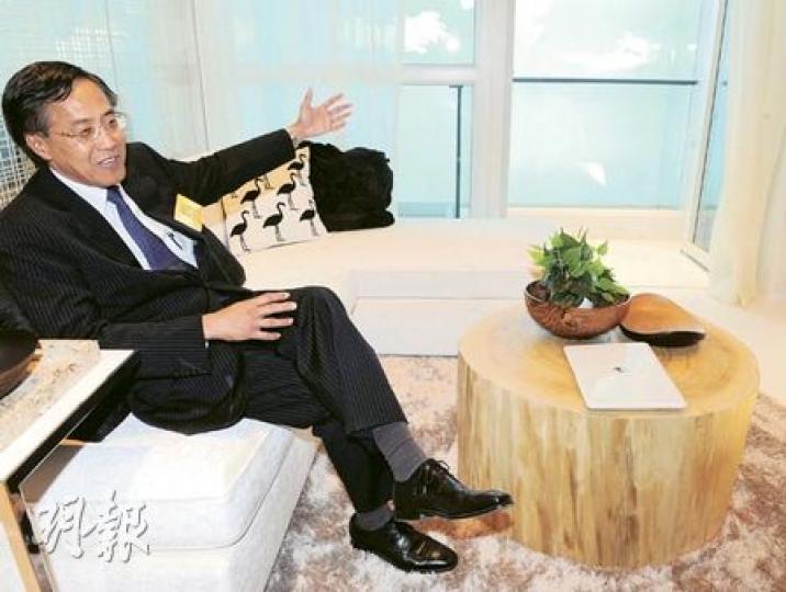 樓市轉活﹕朱葉培稱,現崇山樓盤範圍內的售樓處斥資1億元製成,他昨天坐在其中一個模仿自5B座28樓A室1056方呎有裝修家俬的示範單位向傳媒介紹。(劉焌陶攝)樓市轉活﹕長實旗下的洪水橋「尚城」,擬推出50套面積2000餘方呎的自製相連大戶,供買家洽購,預計最快下周可開售。(林可為攝)樓市轉活﹕新地代理項目總監張卓秀敏身處的「尚豪庭」示範單位,屬1122方呎戶型;她指出,此款單位全數僅38伙,屬樓盤最大一款標準單位。(陳淑安攝) 樓市轉活﹕朱葉培稱,現崇山樓盤範圍內的售樓處斥資1億元製成,他昨天坐在其中一個模仿自5B座28樓A室1056方呎有裝修家俬的示範單位向傳媒介紹。(劉焌陶攝)樓市轉活﹕長實旗下的洪水橋「尚城」,擬推出50套面積2000餘方呎的自製相連大戶,供買家洽購,預計最快下周可開售。(林可為攝)樓市轉活﹕新地代理項目總監張卓秀敏身處的「尚豪庭」示範單位,屬1122方呎戶型;她指出,此款單位全數僅38伙,屬樓盤最大一款標準單位。(陳淑安攝)