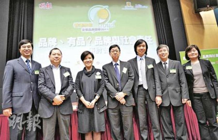 多名學者和品牌專家昨日出席《明報》主辦的《品牌、有品?品牌與社會責任》研討會,左起:嶺南大學市場及國際企業學系系主任潘盛聰、大快活集團行政總裁陳志成、迪士尼樂園對外事務總監馮穎君、中大市場學碩士課程主任冼日明教授、鴻福堂集團執行董事司徒永富、中大工商管理學院副院長范建強教授、中大工商管理學院助理院長郭慧儀。(余俊亮攝) 多名學者和品牌專家昨日出席《明報》主辦的《品牌、有品?品牌與社會責任》研討會,左起:嶺南大學市場及國際企業學系系主任潘盛聰、大快活集團行政總裁陳志成、迪士尼樂園對外事務總監馮穎君、中大市場學碩士課程主任冼日明教授、鴻福堂集團執行董事司徒永富、中大工商管理學院副院長范建強教授、中大工商管理學院助理院長郭慧儀。(余俊亮攝)