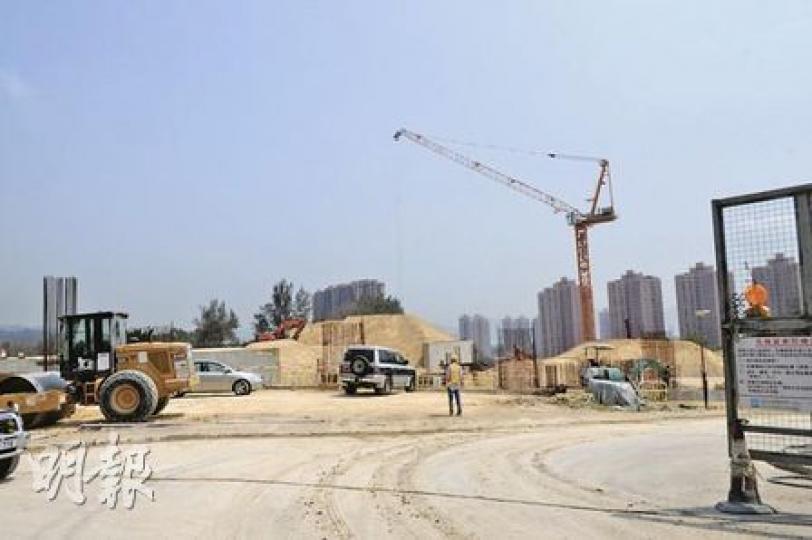 政府以1000元的象徵式地價把圖中屯門近4公頃的土地廉租給哈羅國際學校建校,有立法會議員質疑這等同用公帑補貼,認為政府應對哈羅的學費或債券收費給予較強的監管。(陳淑安攝)(明報製圖) 政府以1000元的象徵式地價把圖中屯門近4公頃的土地廉租給哈羅國際學校建校,有立法會議員質疑這等同用公帑補貼,認為政府應對哈羅的學費或債券收費給予較強的監管。(陳淑安攝)(明報製圖)