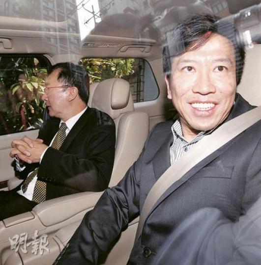 陳振聰(右)自爭產案敗訴後,一度由圓潤外表急速減磅至甚為憔悴,昨日他已稍見飽滿,旁為資深大律師清洪。(李紹昌攝) 陳振聰(右)自爭產案敗訴後,一度由圓潤外表急速減磅至甚為憔悴,昨日他已稍見飽滿,旁為資深大律師清洪。(李紹昌攝)