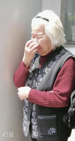 七旬婦吳阿香(圖)於公屋入息申報表冒已去世21年的丈夫簽名,以繼續居住華富邨單位。她昨承認欺詐及偽造等共6罪候判,由女兒及孫女陪同離開。(林景輝攝) 七旬婦吳阿香(圖)於公屋入息申報表冒已去世21年的丈夫簽名,以繼續居住華富邨單位。她昨承認欺詐及偽造等共6罪候判,由女兒及孫女陪同離開。(林景輝攝)