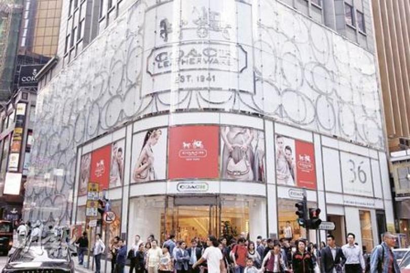 繼Prada之後,有報道指美國精品皮件製造商Coach亦打算來港上市,圖為Coach在中環蘭桂坊的旗艦店。(李紹昌攝) 繼Prada之後,有報道指美國精品皮件製造商Coach亦打算來港上市,圖為Coach在中環蘭桂坊的旗艦店。(李紹昌攝)
