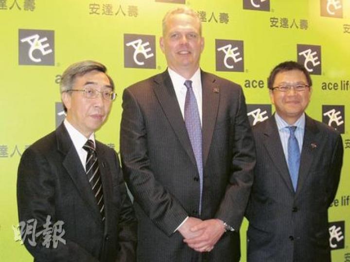 安達人壽總裁 Mr Russell Bundschuh(中)對香港市場充滿信心。身旁為亞太區總裁Mr Saloon Tham(右)及安達人壽香港區行政總監麥社良(左)。(陳健佳攝) 安達人壽總裁 Mr Russell Bundschuh(中)對香港市場充滿信心。身旁為亞太區總裁Mr Saloon Tham(右)及安達人壽香港區行政總監麥社良(左)。(陳健佳攝)