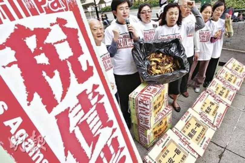 107動力成員昨日在立法會門外抗議加煙稅,表示要「稅債票還」,以選票表達對支持加煙稅議員的不滿。(李紹昌攝) 107動力成員昨日在立法會門外抗議加煙稅,表示要「稅債票還」,以選票表達對支持加煙稅議員的不滿。(李紹昌攝)