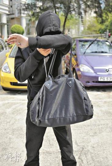 男被告鄺嘉豪離開時並沒有與女被告一起，套着頭及以手掩面，自行拔足狂奔離開法院。（朱永倫攝）女被告陳詠妍戴上口罩及以文件夾遮掩，自行乘的士離開。（林景輝攝）案發的銅鑼灣港鐵站B4樓梯環境僻靜，記者在樓梯逗留10分鐘，其間只得一名乘客使用。（林景輝攝）