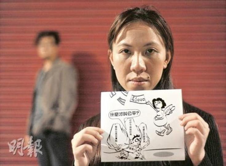 反對新移民獲派6000元的遊行今午舉行,搞手Ada(前)及Andy(後)說:「上街發過聲就得,以後不會再有什麼行動。」Andy今天上街會戴帽和口罩,「我做生意,唔想商界的人質疑我有什麼政治目的」。Ada無懼出鏡,更做好被人罵的心理準備,她手持的單張由網友設計,表達對「大陸人分薄港人資源」的不滿。(余俊亮攝) 反對新移民獲派6000元的遊行今午舉行,搞手Ada(前)及Andy(後)說:「上街發過聲就得,以後不會再有什麼行動。」Andy今天上街會戴帽和口罩,「我做生意,唔想商界的人質疑我有什麼政治目的」。Ada無懼出鏡,更做好被人罵的心理準備,她手持的單張由網友設計,表達對「大陸人分薄港人資源」的不滿。(余俊亮攝)