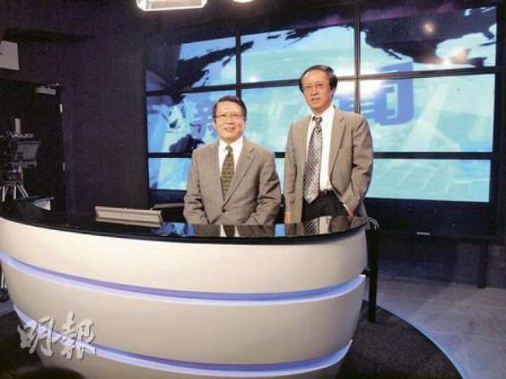 對於有港人歧視內地人,曾是「新移民」的城大媒體與傳播系副主任何舟(右)說:「狹窄胸襟都是沒公德的表現。」(鄭穎瑩攝) 對於有港人歧視內地人,曾是「新移民」的城大媒體與傳播系副主任何舟(右)說:「狹窄胸襟都是沒公德的表現。」(鄭穎瑩攝)