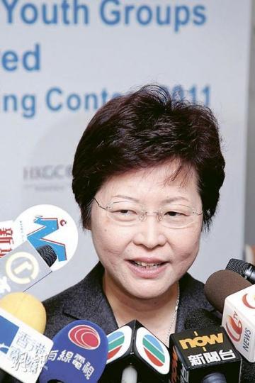 發展局長林鄭月娥出席香港青年協會的活動時表示,問責官員壓力大,她支持劉吳惠蘭以健康理由辭任商務及經濟發展局長一職,認為身體健康最重要。(陳智良攝)2008年因病辭任的前商務及經濟發展局長馬時亨指出,該局的局長工作繁多,時間不敷應用,認為劉吳惠蘭為了健康而辭職,是明智決定。(阮穎嘉攝) 發展局長林鄭月娥出席香港青年協會的活動時表示,問責官員壓力大,她支持劉吳惠蘭以健康理由辭任商務及經濟發展局長一職,認為身體健康最重要。(陳智良攝)2008年因病辭任的前商務及經濟發展局長馬時亨指出,該局的局長工作繁多,時間不敷應用,認為劉吳惠蘭為了健康而辭職,是明智決定。(阮穎嘉攝)