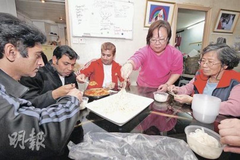 油尖旺食物銀行佐敦分部每逢周一、三、五下午會化身「飯堂」,每次都座無虛席,除了長者,亦有不同國籍的人一同開餐,包括巴籍的Hassan(左三),他們得到溫飽之餘,亦分享快樂。(陳智良攝)油尖旺食物銀行堆滿各式各樣的食物,龍緯汶對各方送來的食物類別和數量都從不計較,希望能用盡資源協助有需要的人。(袁柏恩攝)(明報製圖) 油尖旺食物銀行佐敦分部每逢周一、三、五下午會化身「飯堂」,每次都座無虛席,除了長者,亦有不同國籍的人一同開餐,包括巴籍的Hassan(左三),他們得到溫飽之餘,亦分享快樂。(陳智良攝)油尖旺食物銀行堆滿各式各樣的食物,龍緯汶對各方送來的食物類別和數量都從不計較,希望能用盡資源協助有需要的人。(袁柏恩攝)(明報製圖)