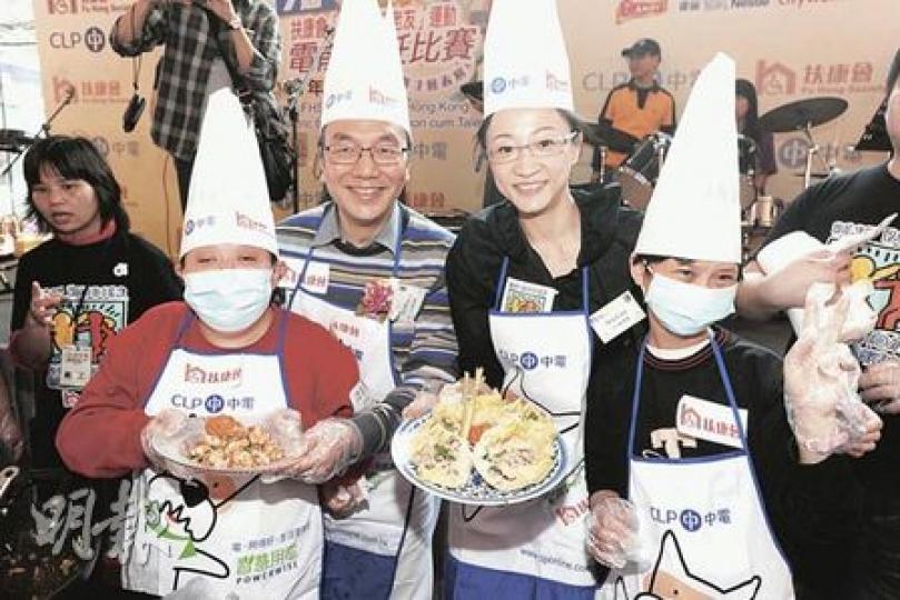 公民黨的梁家傑(左二)、陳淑莊(右二)亦有參加活動,煮餸亦難不倒這兩個大狀。(尹錦恩攝) 公民黨的梁家傑(左二)、陳淑莊(右二)亦有參加活動,煮餸亦難不倒這兩個大狀。(尹錦恩攝)