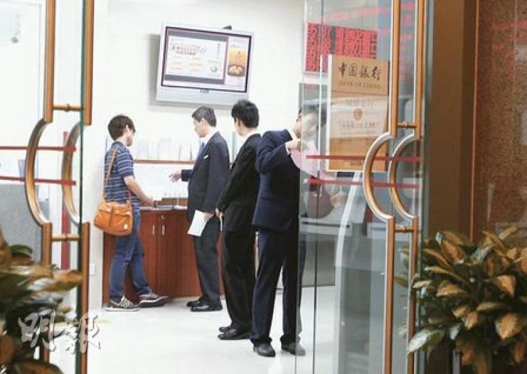 本報記者向銀行職員問及高息結構產品是否保本,對方未有言明,但聲言「沒有一次不達回報率」。(林振東攝) 本報記者向銀行職員問及高息結構產品是否保本,對方未有言明,但聲言「沒有一次不達回報率」。(林振東攝)
