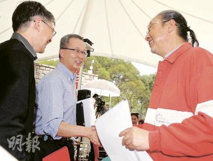私家醫院聯會主席劉國霖(紅衣者)承認私院靠產科賺錢才有盈餘,以支援其他醫療服務,左為立法會議員梁家騮醫生,中為香港產科服務關注組成員歐陽錦全醫生。(劉焌陶攝) 私家醫院聯會主席劉國霖(紅衣者)承認私院靠產科賺錢才有盈餘,以支援其他醫療服務,左為立法會議員梁家騮醫生,中為香港產科服務關注組成員歐陽錦全醫生。(劉焌陶攝)
