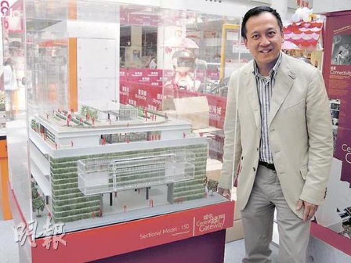凱達環球(Aedas)創辦人施家殷(圖)將中環街市設計成「城中綠門」,面向德輔道中街道的外牆會有垂直綠化,內部則保存街市攤檔特色。(周展鴻攝) 凱達環球(Aedas)創辦人施家殷(圖)將中環街市設計成「城中綠門」,面向德輔道中街道的外牆會有垂直綠化,內部則保存街市攤檔特色。(周展鴻攝)