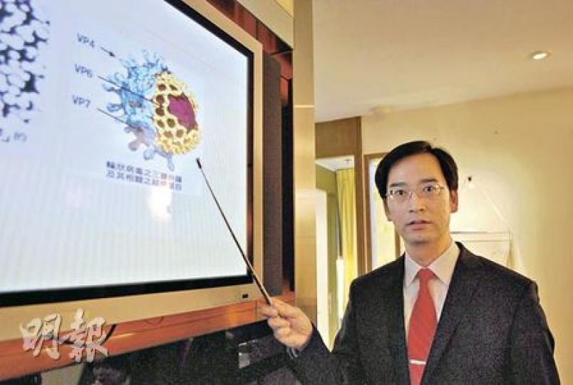 兒科專科醫生梁赤華表示,輪狀病毒(熒幕上為模擬圖)是令兒童腸胃炎的常見病因之一。成人感染後病徵不明顯,容易傳染給嬰幼兒,導致屙嘔,甚至脫水。(阮穎嘉攝) 兒科專科醫生梁赤華表示,輪狀病毒(熒幕上為模擬圖)是令兒童腸胃炎的常見病因之一。成人感染後病徵不明顯,容易傳染給嬰幼兒,導致屙嘔,甚至脫水。(阮穎嘉攝)