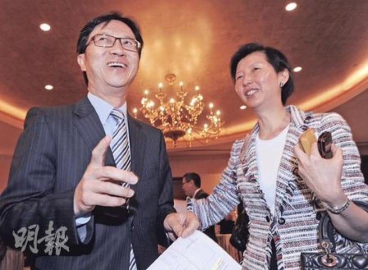 身兼長實副董事總經理的匯賢信託非執行董事葉德銓(左)昨於推介會場外稱,滿意匯賢公開認購反應,右為長實企業事務總監班唐慧慈。(劉焌陶攝)匯賢昨起招股,散戶集中地官塘裕民坊的派表行外未見排隊人龍,匯賢信託非執行董事葉德銓指顯示投資者有秩序地取表,且部分可能採用eIPO或網上方式進行認購。圖為一有興趣的散戶於裕民坊匯豐分行取表及招股書。(劉焌陶攝) 身兼長實副董事總經理的匯賢信託非執行董事葉德銓(左)昨於推介會場外稱,滿意匯賢公開認購反應,右為長實企業事務總監班唐慧慈。(劉焌陶攝)匯賢昨起招股,散戶集中地官塘裕民坊的派表行外未見排隊人龍,匯賢信託非執行董事葉德銓指顯示投資者有秩序地取表,且部分可能採用eIPO或網上方式進行認購。圖為一有興趣的散戶於裕民坊匯豐分行取表及招股書。(劉焌陶攝)