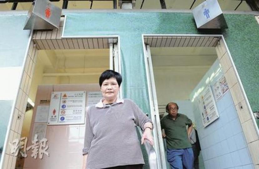 受聘於政府外判清潔公司的王美玲（前），於中環街市擔任廁所清潔工。最低工資落實後，加上有薪休息日，工人工資可望增至近7000元。雖然每月將多增1700元收入，但她表示仍會「應使得使」。（劉焌陶攝）勞工及福利局長張建宗昨日宣布政府將提供數億元的補貼予外判服務合約承辦商，應付他們在最低工資實施後新增的直接開支，包括計及每個月4日的有薪休息日。（尹錦恩攝）（明報製圖）