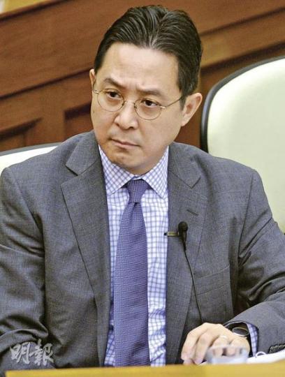 教育局副局長陳維安昨在立法會教育事務委員會會議上承諾，若學校有需要會增撥資源供學校買教材，稍後會就此與學校商討。（尹錦恩攝）輪到書商發言時，中英文教出版事業協會代表麥嘉隆即高舉「陳副局講大話？」標語，批評教育局從未交代學校教材撥款措施。（尹錦恩攝）