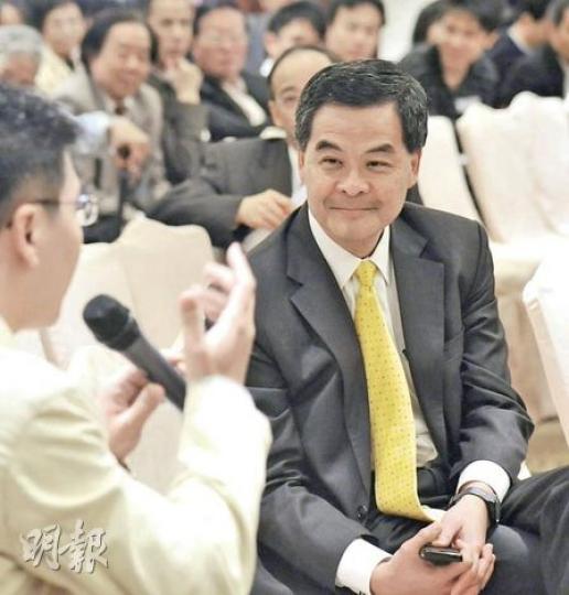 行政會議召集人梁振英（右）前晚在示威者衝擊「長實總部」長江中心後，發表聲明譴責，梁振英被指討好李嘉誠，以爭取支持競逐下屆特首。（葉漢華攝）