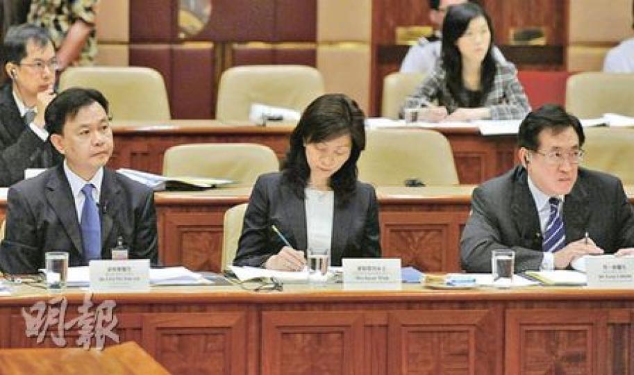 立法會議員促請政府把產科餘額留給丈夫是港人的內地孕婦，但食物及衛生局長周一嶽（右）指識別內地孕婦與配偶關係有困難。左為醫管局行政總裁梁栢賢。（尹錦恩攝）