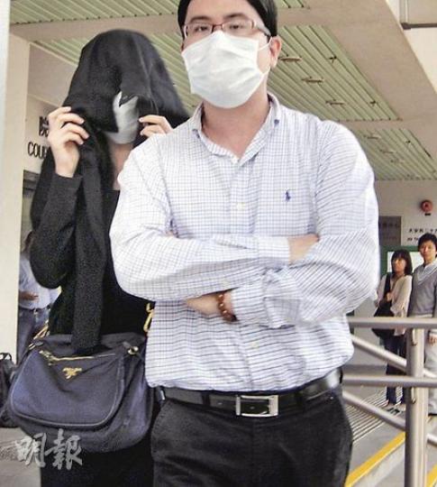 女被告許苑貽（左）昨到東區裁判法院承認控罪後，由親友陪同下離開。（梁珮珊攝）