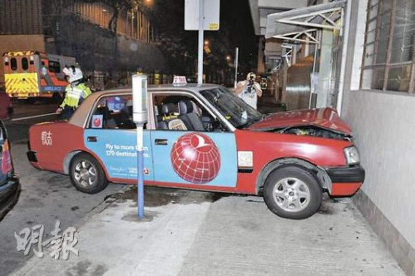 的士衝越靠背壟道4條行車線，撞向大廈牆壁始停下，幸意外中無人受傷。（蔡方山攝）