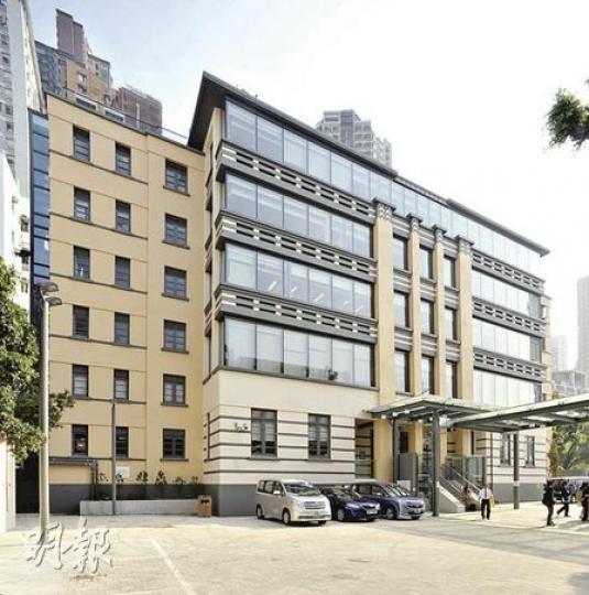 三級歷史建築舊半山區警署活化成為新戴麟趾康復中心，建築物經大幅改建，原來的藍灰外牆被重新漆上淡黃色，半露天遊廊則加建了玻璃圍封。港鐵指改建設施可還原，不會破壞建築。（余俊亮攝）活化八號差館時，港鐵保留了4個火爐，部分位於現候診室內。（余俊亮攝）