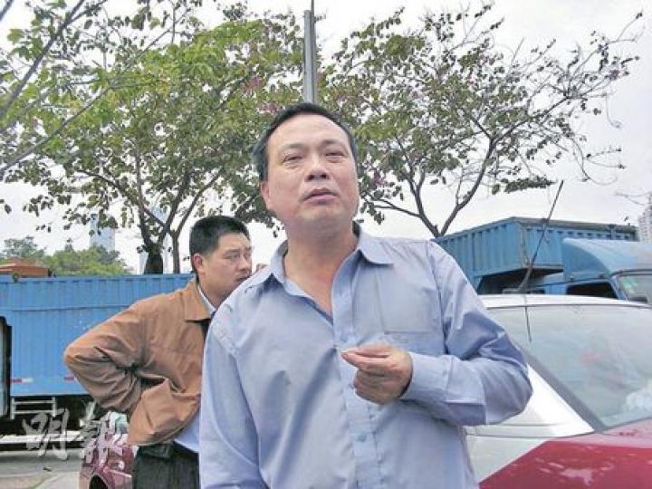 深圳的鄭姓司機表示，油價不斷上揚、嚴重塞車及即將開通的多條地鐵線，都對的士生意造成影響。（明報記者攝）
