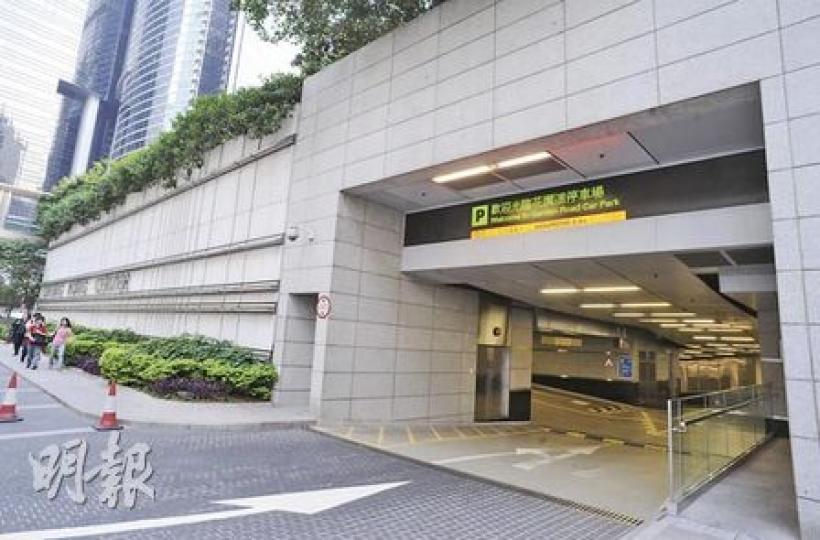 10年來替老闆租下10多個月租車位的周先生分析,UG樓層(圖中)接近入口,又有政府車泊位,最有可能是建議超市所在地。(劉焌陶攝) 10年來替老闆租下10多個月租車位的周先生分析,UG樓層(圖中)接近入口,又有政府車泊位,最有可能是建議超市所在地。(劉焌陶攝)