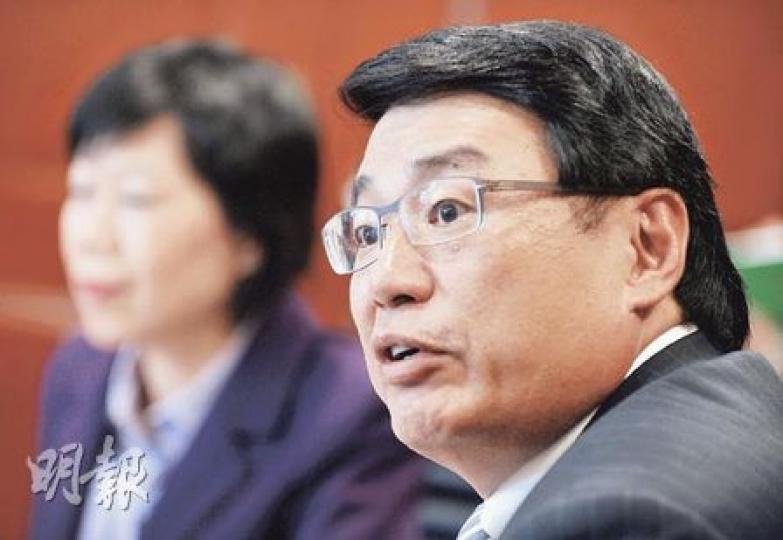 地監局執業及考試委員會主席梁永祥指出,代理不應在未獲發展商確認樓盤資料的準確性前,自行發放樓盤的宣傳資料;他強調,最高罰則是吊銷代理的執業牌照。 (余俊亮攝) 地監局執業及考試委員會主席梁永祥指出,代理不應在未獲發展商確認樓盤資料的準確性前,自行發放樓盤的宣傳資料;他強調,最高罰則是吊銷代理的執業牌照。 (余俊亮攝)
