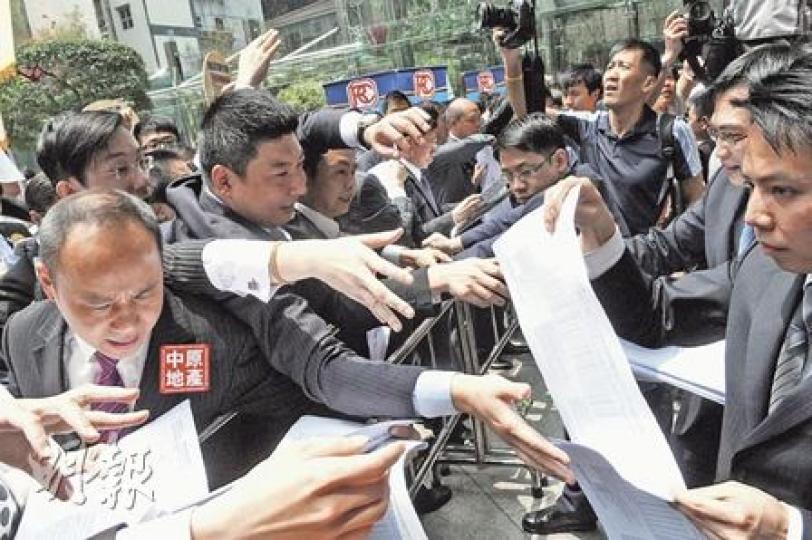 長實公布尚城首108伙的價錢後,隨時對外發放價單;在記者會現場聚集的大批代理,一擁而上爭奪價單。(陳淑安攝)被問及尚城是否要急欲「散貨」,長實執行董事趙國雄回應時笑稱﹕「近日有少少痛風症,所以不能急急腳開盤!」(陳淑安攝) 長實公布尚城首108伙的價錢後,隨時對外發放價單;在記者會現場聚集的大批代理,一擁而上爭奪價單。(陳淑安攝)被問及尚城是否要急欲「散貨」,長實執行董事趙國雄回應時笑稱﹕「近日有少少痛風症,所以不能急急腳開盤!」(陳淑安攝)