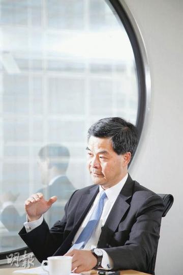 行政會議召集人梁振英認為,在失業率偏低的情况下,員工有議價能力,反之僱主若巧立名目減薪,只會令人才流失。(陳智良攝) 行政會議召集人梁振英認為,在失業率偏低的情况下,員工有議價能力,反之僱主若巧立名目減薪,只會令人才流失。(陳智良攝)