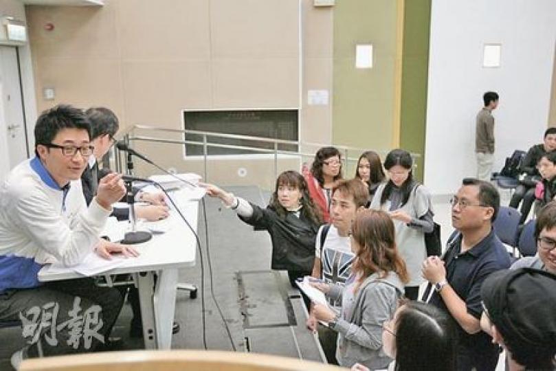 奇妙姻典註冊公司采天集團的徐毅(左一),昨被受影響新人「包圍」,要求解釋清盤原因及賠償事宜,他強調自己都是3月30日晚才得知停業決定。(郭慶輝攝)(明報製圖) 奇妙姻典註冊公司采天集團的徐毅(左一),昨被受影響新人「包圍」,要求解釋清盤原因及賠償事宜,他強調自己都是3月30日晚才得知停業決定。(郭慶輝攝)(明報製圖)