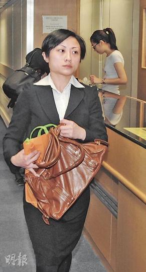 產科護士蔡幸美(音譯)去年在浸會醫院病房偷取病人家屬現金,繼判處15月感化令後,昨日再被護士管理局判停牌3個月。(劉焌陶攝) 產科護士蔡幸美(音譯)去年在浸會醫院病房偷取病人家屬現金,繼判處15月感化令後,昨日再被護士管理局判停牌3個月。(劉焌陶攝)