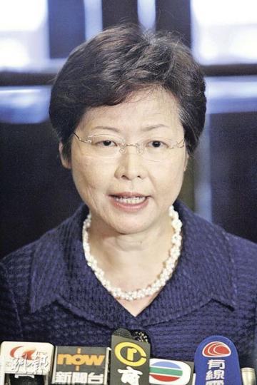 發展局長林鄭月娥表示,政府因應議員的意見,加大力度主動賣地,並按季公布賣地計劃。她強調沒有改變賣地策略,勾地表亦非名存實亡。(郭慶輝攝) 發展局長林鄭月娥表示,政府因應議員的意見,加大力度主動賣地,並按季公布賣地計劃。她強調沒有改變賣地策略,勾地表亦非名存實亡。(郭慶輝攝)