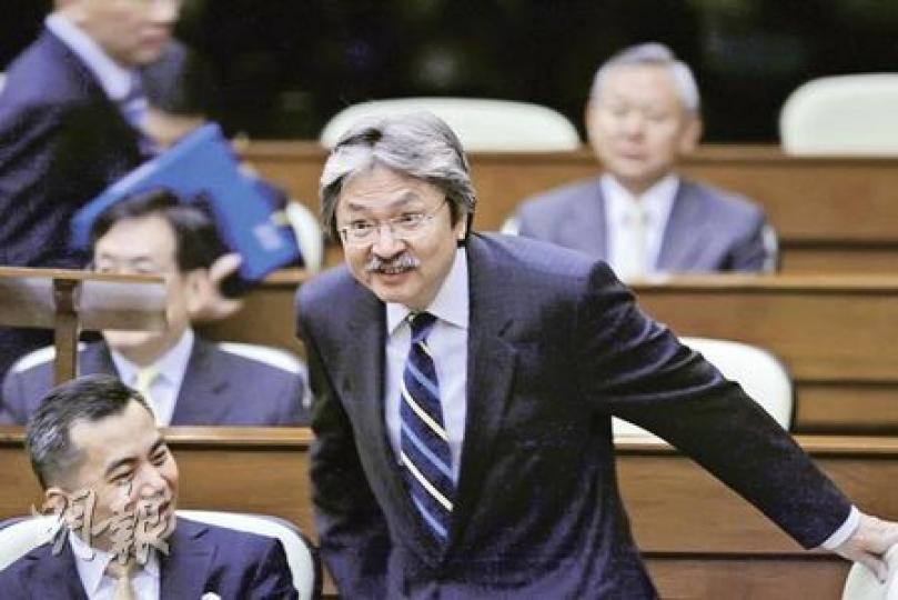 財政司長曾俊華(前右)指香港整體住宅樓價在今年2月已超越1997年10月的高峰,要採取措施穩定樓市,因此加碼推出土地拍賣及招標。(郭慶輝攝) 財政司長曾俊華(前右)指香港整體住宅樓價在今年2月已超越1997年10月的高峰,要採取措施穩定樓市,因此加碼推出土地拍賣及招標。(郭慶輝攝)