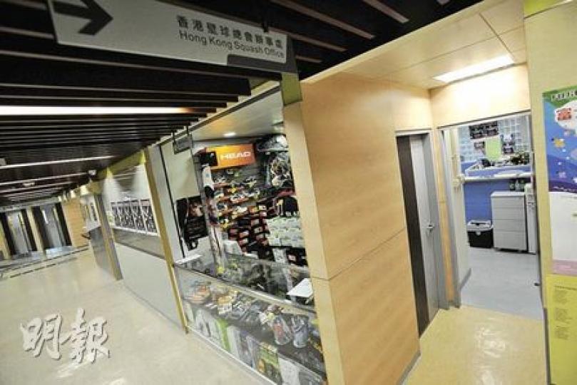 香港壁球中心3樓的13至18號壁球室改裝成辦公室,現時由康文署使用。(朱永倫攝)審計報告指出,香港壁球中心6個壁球場改裝為辦公室,餘下12個壁球場的平均使用率為44%,但周五傍晚6時至8時,中心預約全部額滿。(朱永倫攝) 香港壁球中心3樓的13至18號壁球室改裝成辦公室,現時由康文署使用。(朱永倫攝)審計報告指出,香港壁球中心6個壁球場改裝為辦公室,餘下12個壁球場的平均使用率為44%,但周五傍晚6時至8時,中心預約全部額滿。(朱永倫攝)