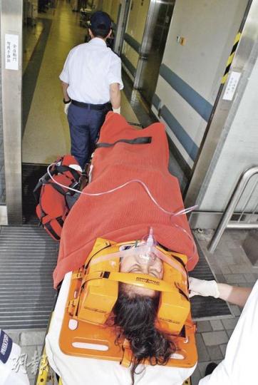 橫過馬路險被車輾爆頭女子,事後輕傷送院。(雲錦鋒攝) 橫過馬路險被車輾爆頭女子,事後輕傷送院。(雲錦鋒攝)