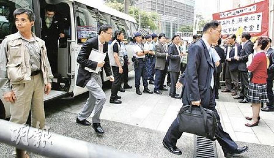 為免官員座駕再被圍堵,昨日多名高官分乘兩架小巴抵達立法會,更有警員分隔示威者。圖前右為民政事務局長曾德成。(林振東攝)為了防止示威者衝擊立法會,警方昨日再次出動「鐵馬陣」,將立法會大樓嚴密包圍。為了有足夠鐵馬應付,各區警署鐵馬都要出動,遠至沙頭角警署的鐵馬,一樣要出動。(朱永倫攝) 為免官員座駕再被圍堵,昨日多名高官分乘兩架小巴抵達立法會,更有警員分隔示威者。圖前右為民政事務局長曾德成。(林振東攝)為了防止示威者衝擊立法會,警方昨日再次出動「鐵馬陣」,將立法會大樓嚴密包圍。為了有足夠鐵馬應付,各區警署鐵馬都要出動,遠至沙頭角警署的鐵馬,一樣要出動。(朱永倫攝)