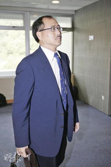 醫生司徒耀桂(圖)被指向病人施直腸癌手術之前,只介紹自己為專科醫生,未有透露實為泌尿科專科。病人家屬質疑他隱瞞身分,向醫委會投訴。(郭慶輝攝)醫生盧尚禮(圖)被指在割除直腸癌手術後,向病人家屬聲稱割除所有腫瘤。後來家屬徵詢其他醫生意見,發現病人體內尚有惡性腫瘤。(郭慶輝攝) 醫生司徒耀桂(圖)被指向病人施直腸癌手術之前,只介紹自己為專科醫生,未有透露實為泌尿科專科。病人家屬質疑他隱瞞身分,向醫委會投訴。(郭慶輝攝)醫生盧尚禮(圖)被指在割除直腸癌手術後,向病人家屬聲稱割除所有腫瘤。後來家屬徵詢其他醫生意見,發現病人體內尚有惡性腫瘤。(郭慶輝攝)
