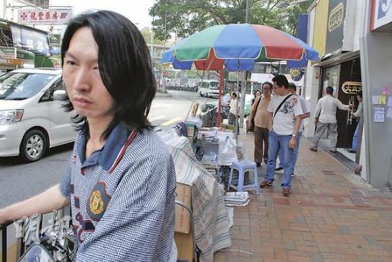 劉先生(左)在上水新豐路經營報攤10多年,他稱近日不斷遭食環署檢控,認為食環署對他趕盡殺絕。(雲錦鋒攝) 劉先生(左)在上水新豐路經營報攤10多年,他稱近日不斷遭食環署檢控,認為食環署對他趕盡殺絕。(雲錦鋒攝)