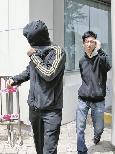被告劉榮之(左)及林偉俊(右)昨日就向借款人收取酬金的控罪,在東區裁判法院受審,多名親友到庭旁聽。(梁珮珊攝) 被告劉榮之(左)及林偉俊(右)昨日就向借款人收取酬金的控罪,在東區裁判法院受審,多名親友到庭旁聽。(梁珮珊攝)