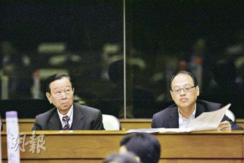 立法會議員劉皇發(左)早前被揭發漏報物業,立法會個人利益監察委員會經調查後,認為無資料顯示他蓄意漏報,決定不處分。(郭慶輝攝) 立法會議員劉皇發(左)早前被揭發漏報物業,立法會個人利益監察委員會經調查後,認為無資料顯示他蓄意漏報,決定不處分。(郭慶輝攝)