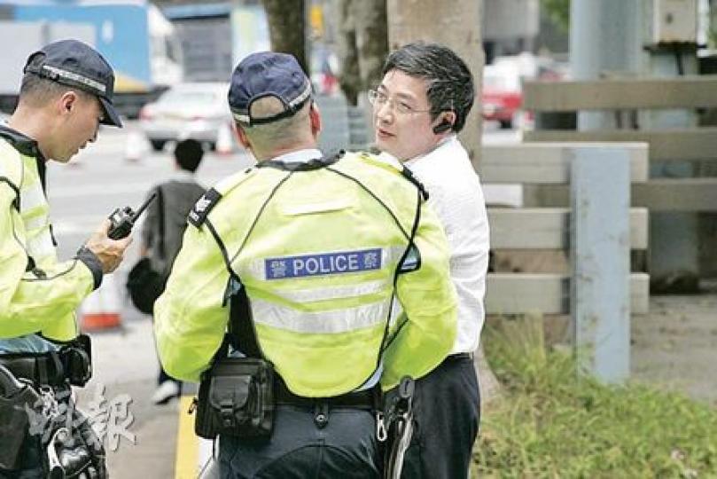 衛生署感染控制科學委員會成員蔡健榮醫生(右)駕七人車在獅隧撞傷隧道女職員。圖為他正向警員講述事件經過。(黃雄攝)衛生署感染控制科學委員會成員蔡健榮醫生七人車(圖)撞傷隧道職員後,警員到場調查。(黃雄攝) 衛生署感染控制科學委員會成員蔡健榮醫生(右)駕七人車在獅隧撞傷隧道女職員。圖為他正向警員講述事件經過。(黃雄攝)衛生署感染控制科學委員會成員蔡健榮醫生七人車(圖)撞傷隧道職員後,警員到場調查。(黃雄攝)