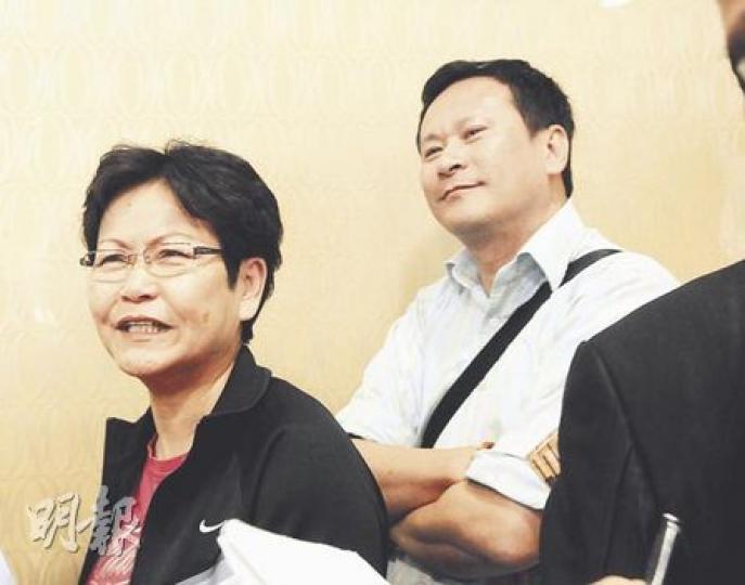 家住港島的黃女士表示,現階段未決定是否入市買尚豪庭,但她認為,現時香港樓價貴,市民供樓相當吃力。對港府今季內會連環推出9幅住宅用地,黃女士覺得2000餘個單位的供應量不算多,希望政府「可以做多一點」,如興建居屋。(陳淑安攝) 家住港島的黃女士表示,現階段未決定是否入市買尚豪庭,但她認為,現時香港樓價貴,市民供樓相當吃力。對港府今季內會連環推出9幅住宅用地,黃女士覺得2000餘個單位的供應量不算多,希望政府「可以做多一點」,如興建居屋。(陳淑安攝)