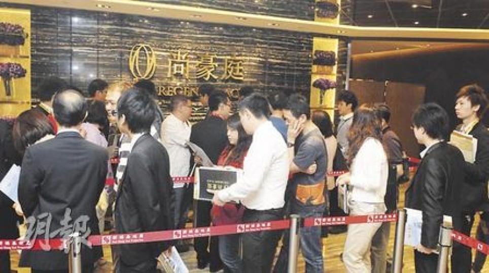 尚豪庭昨正式開售,新地代理項目總監張卓秀敏(圖2)指,雖然是工作日,但樓盤銷售反應仍理想,集團感滿意。(陳淑安攝)(圖2)(陳淑安攝) 尚豪庭昨正式開售,新地代理項目總監張卓秀敏(圖2)指,雖然是工作日,但樓盤銷售反應仍理想,集團感滿意。(陳淑安攝)(圖2)(陳淑安攝)