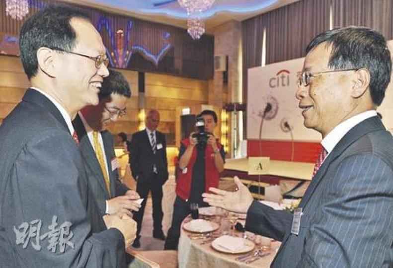 陳南祿(左)、許漢忠曾幾何時分別做國泰及港龍CEO,各為其主。今日兩人已分別過檔恒隆及機管局,在花旗新聞頒獎禮上巧遇。(劉焌陶攝) 陳南祿(左)、許漢忠曾幾何時分別做國泰及港龍CEO,各為其主。今日兩人已分別過檔恒隆及機管局,在花旗新聞頒獎禮上巧遇。(劉焌陶攝)