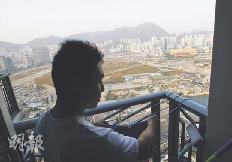 翔龍灣居民張先生指出,近兩星期特別大塵,估計是吹東風把啟德地盤沙塵帶到屋苑。(林振東攝) 翔龍灣居民張先生指出,近兩星期特別大塵,估計是吹東風把啟德地盤沙塵帶到屋苑。(林振東攝)